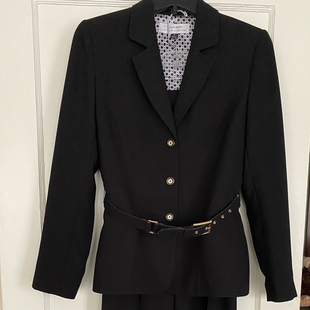 Tahari Arthur S. Levine Black Pant Suit w/Belt